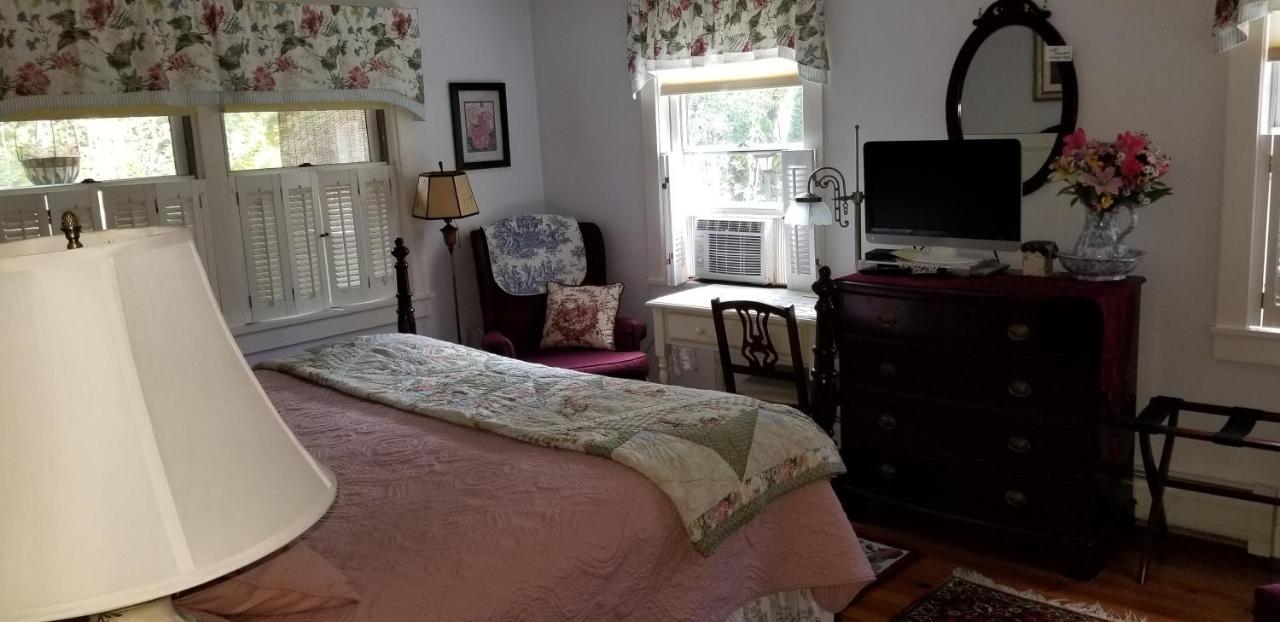 Eastgate Inn B&B Lenox Bagian luar foto